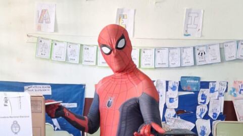 Spiderman fue a votar en Santa Fe y se volvió viral
