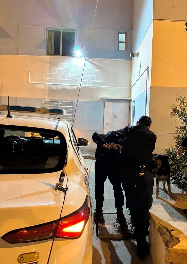 Corría para escapar de la policía  y tiró una pistola