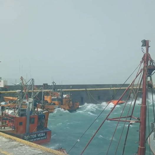 El viento arrasó con embarcaciones de la flota menor en el puerto Caleta Paula