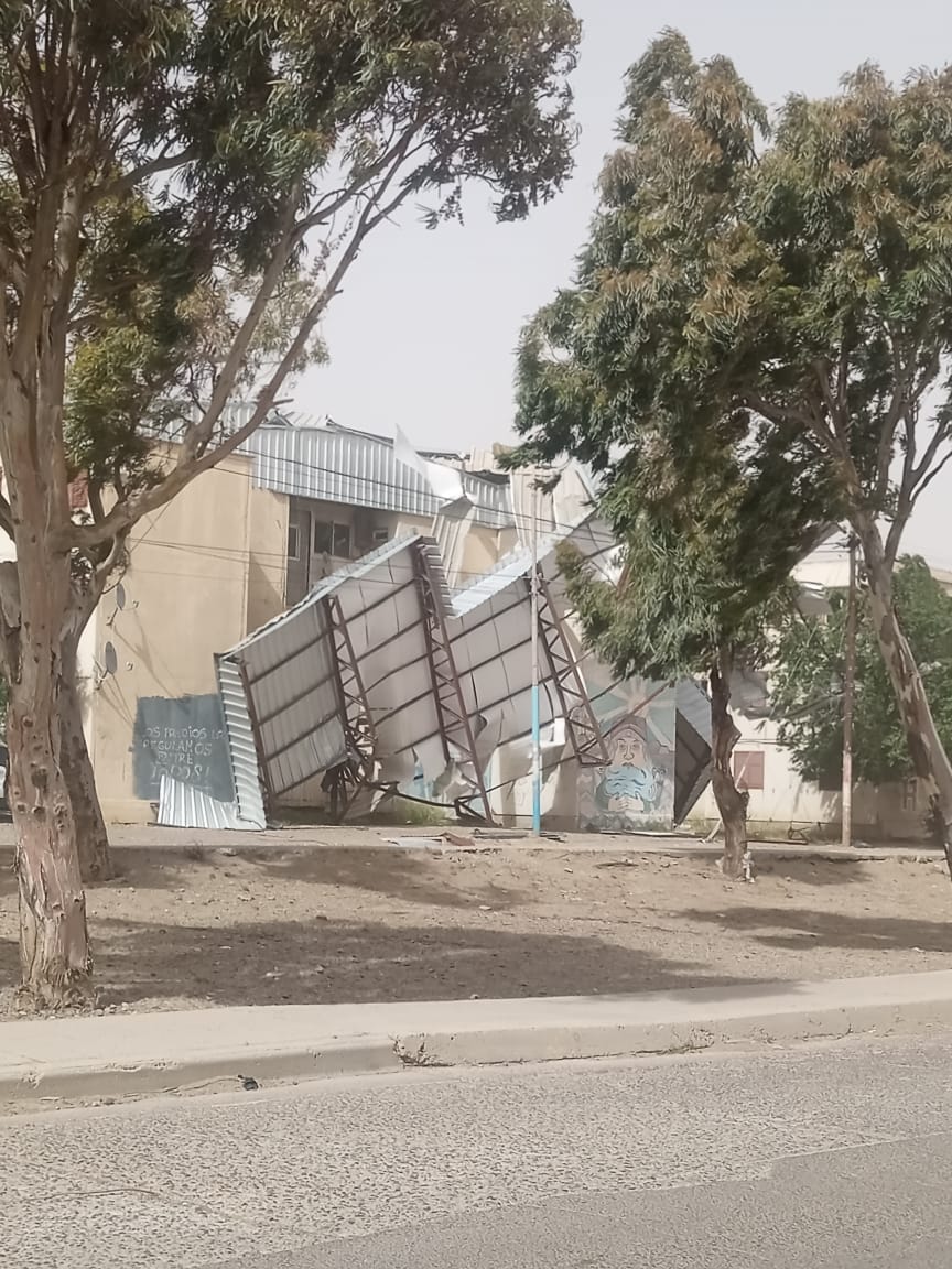 El viento arrancó el techo de un edificio en las 1008 Viviendas