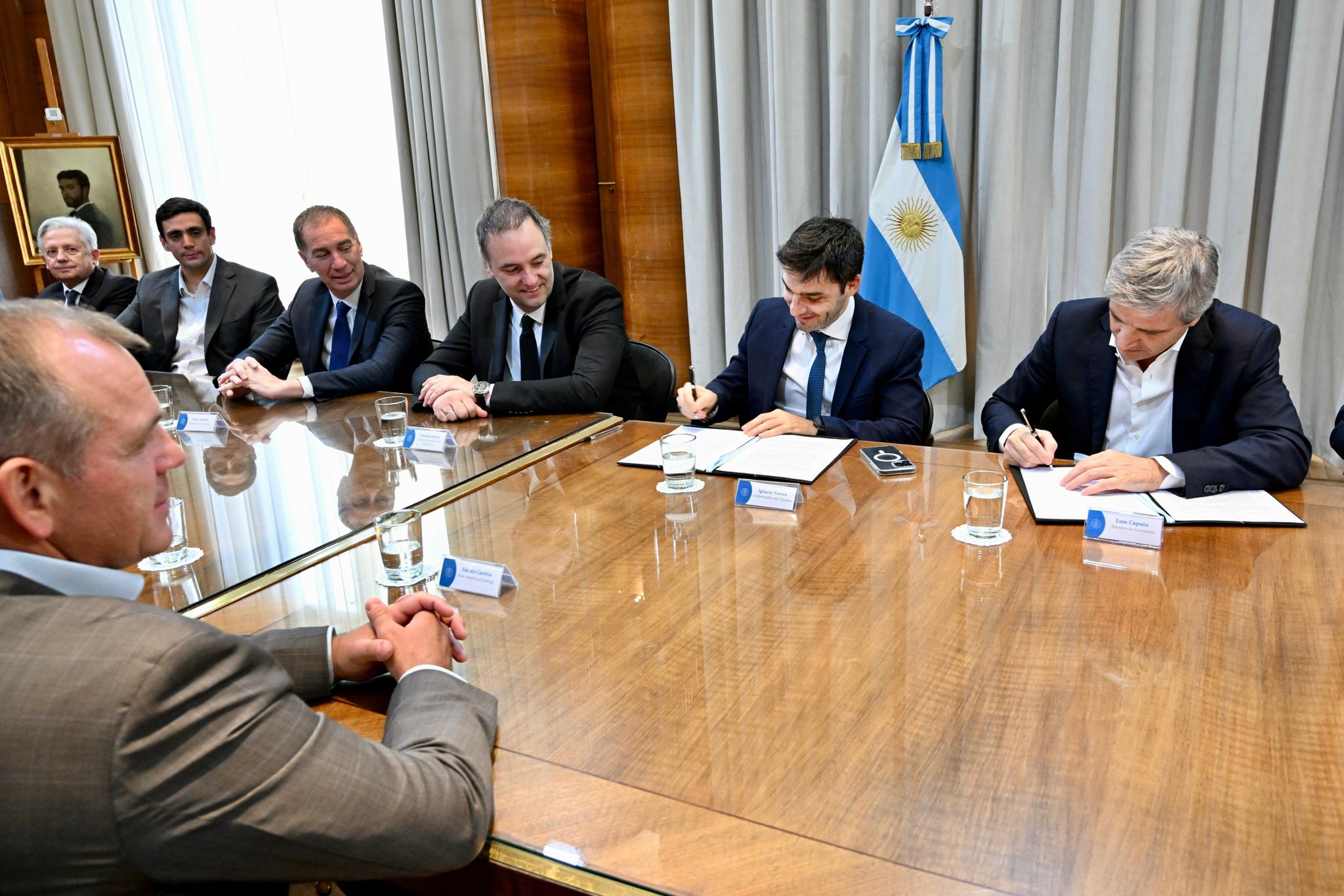Torres firmó con Caputo y Adorni la eliminación de retenciones al petróleo