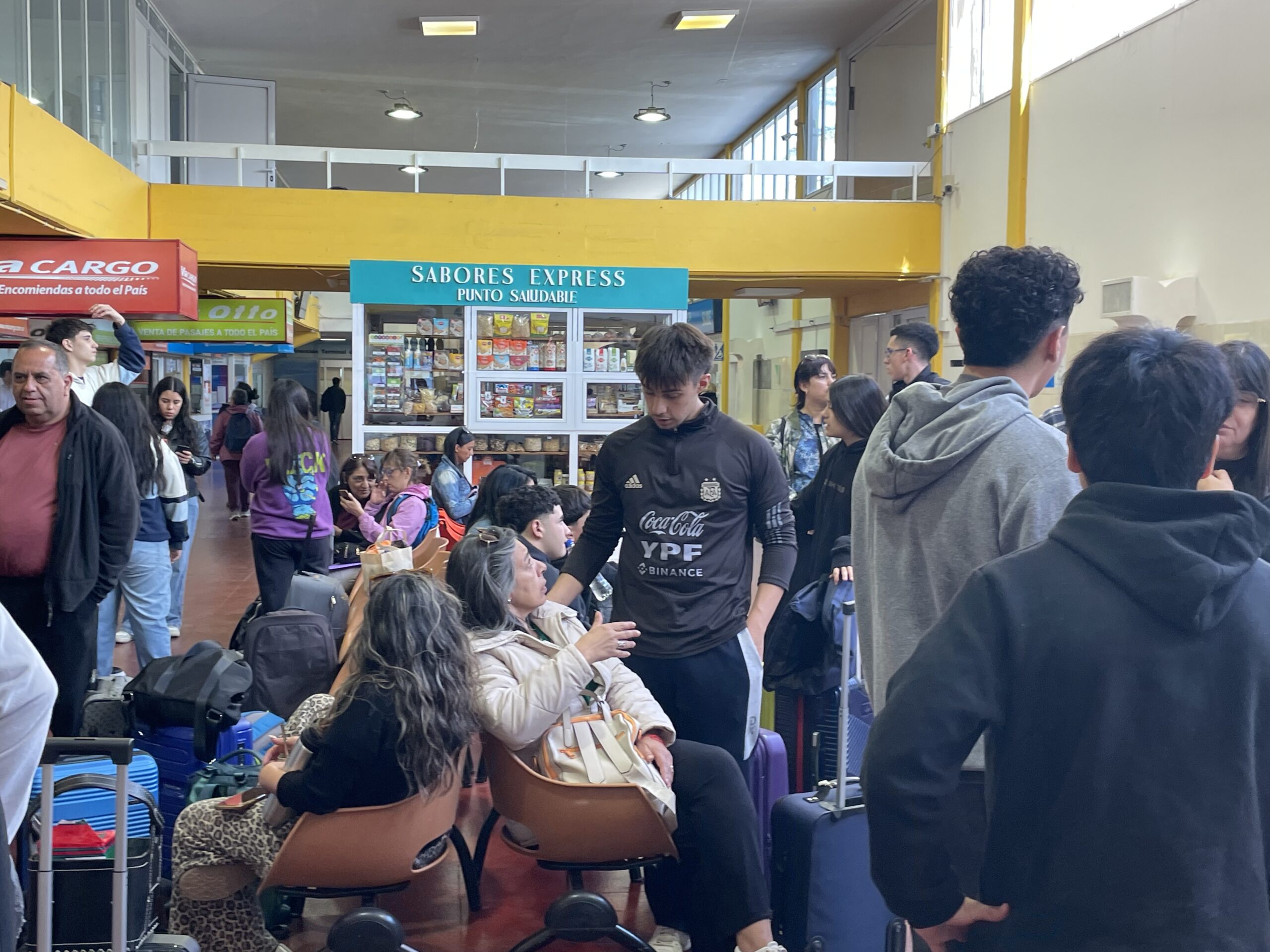 Padres y alumnos denuncian a JetSmart: perdieron el vuelo a un evento nacional pese a tener pasajes pagos
