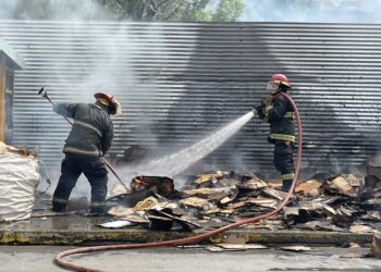 Recicladores denuncian incendio intencional en su acopio y apuntan contra un empresario local