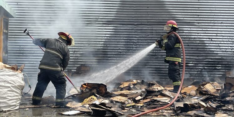 Recicladores denuncian incendio intencional en su acopio y apuntan contra un empresario local