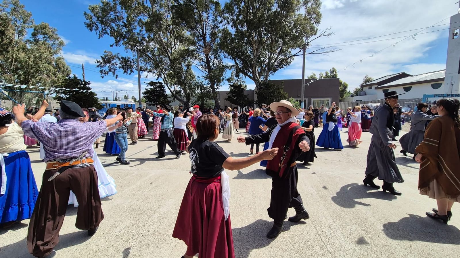 El Barrio Gaucho celebra el Día de la Tradición con desfile, récord de ballets y peña folklórica en Ciudadela