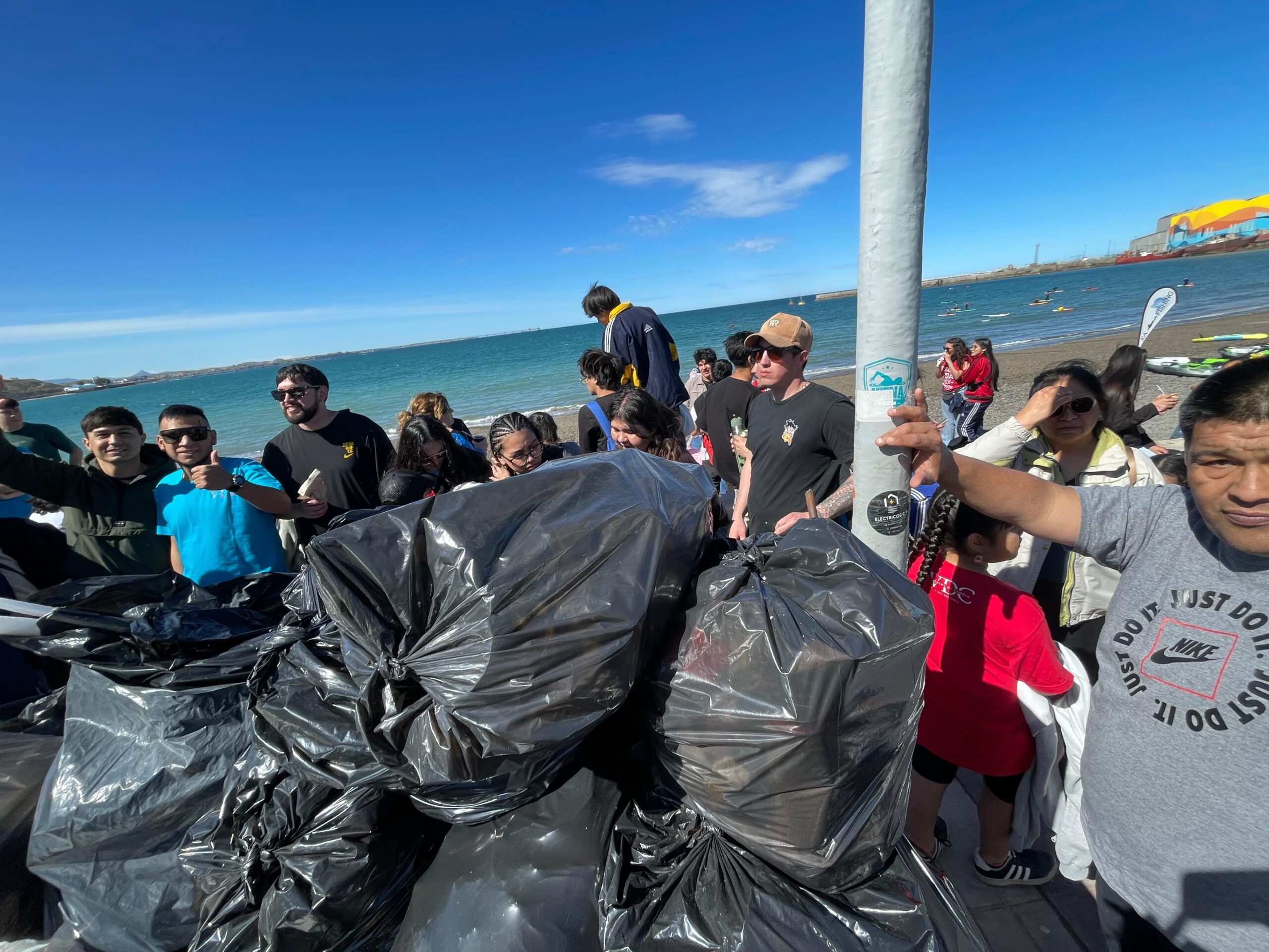 Más de 200 voluntarios participaron de la  limpieza de playas en Comodoro