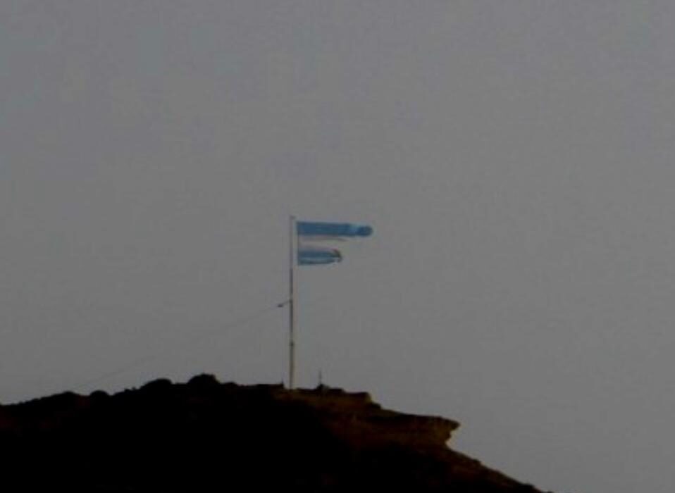 El viento vuelve a dañar la bandera del Cerro Chenque 