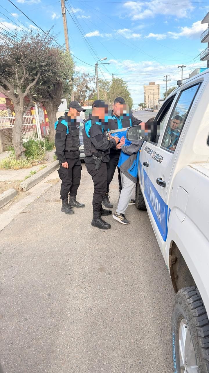 Ingresó a un patio ajeno y amenazó a todos