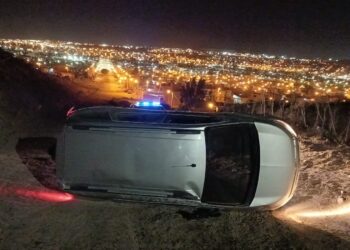 Un auto volcó en barrio Moure: el conductor tenía 1,44 de alcohol en sangre
