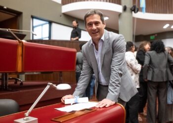 Con su diploma en mano, Luque anticipó que reclamará por rutas e incentivos para Chubut