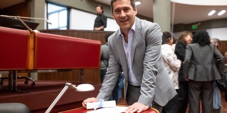 Con su diploma en mano, Luque anticipó que reclamará por rutas e incentivos para Chubut