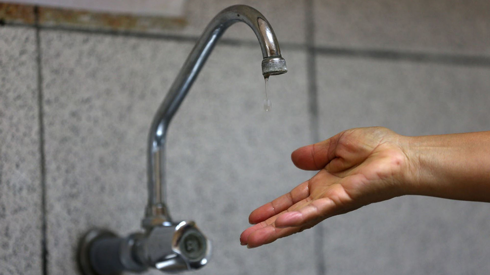 Corte total de agua en Comodoro por caída de árboles sobre la línea de energía del acueducto