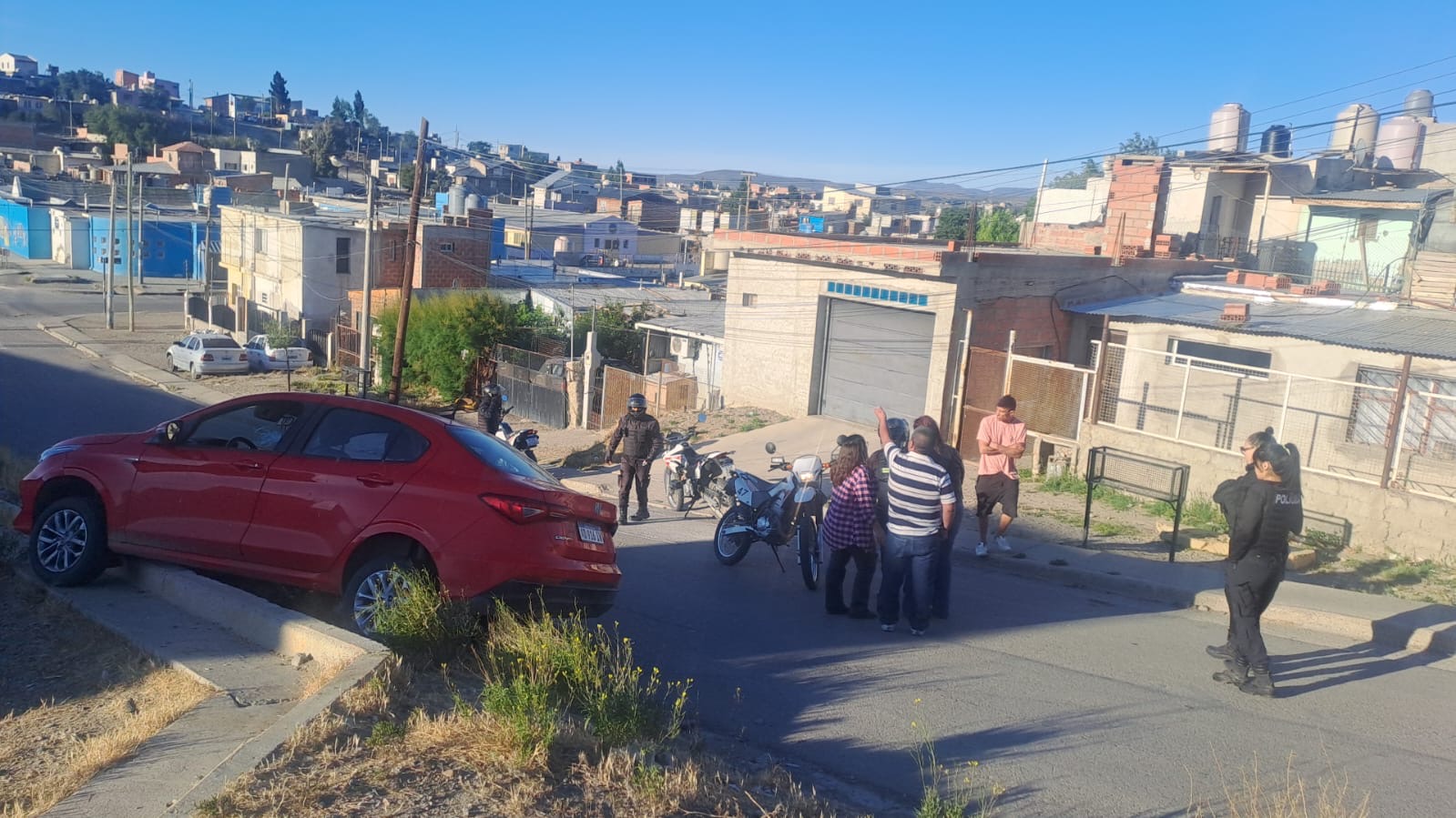 Una conductora incrustada con su auto en barrio Las Orquídeas dio alcoholemia positiva