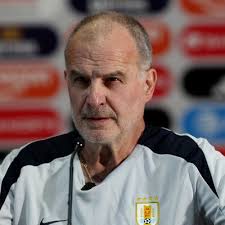 Ni se va ni lo echan: Bielsa sigue con Uruguay rumbo al Mundial de fútbol 2026