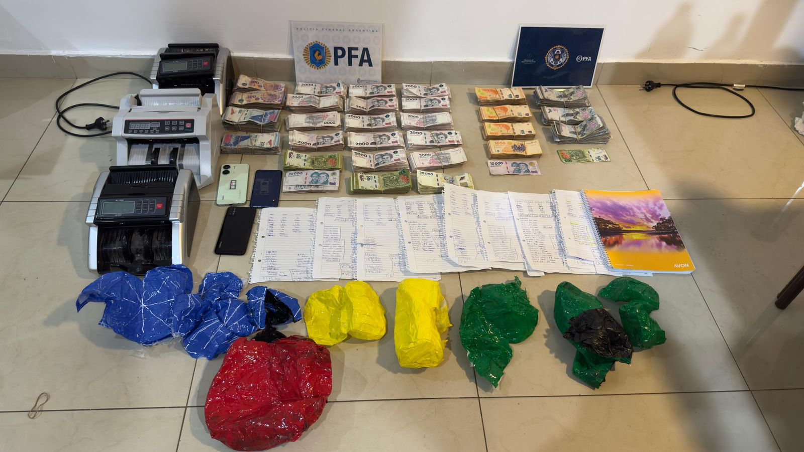 Caen narcos del clan Villalba: les encontraron un arsenal, drogas y 490 mil dólares escondidos en cajas de seguridad