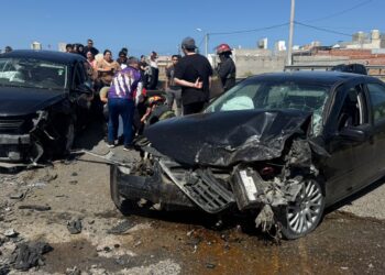 Dos heridos tras una presunta picada que terminó en choque frontal en la curva del Hospital Militar