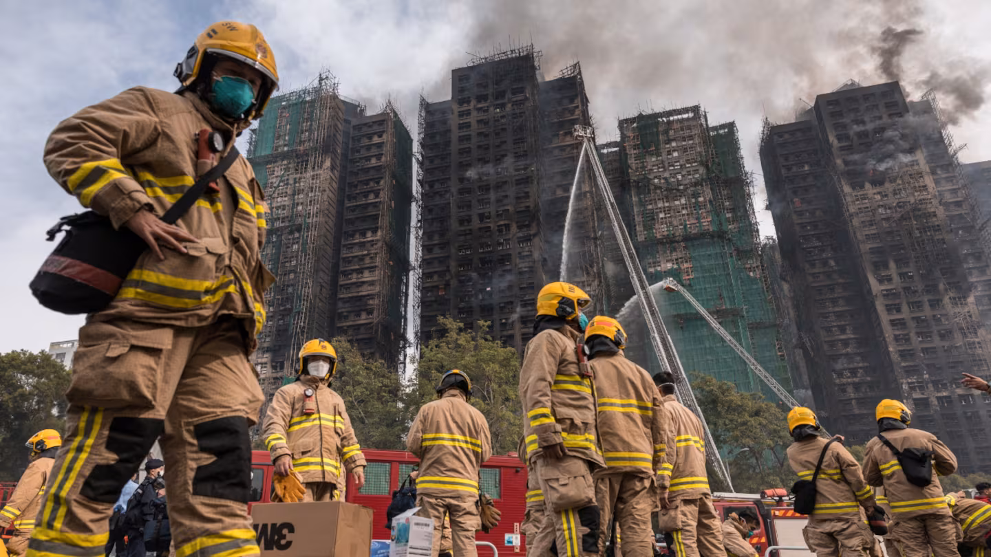 Catástrofe en Hong Kong: 55 muertos y 250 desaparecidos en el peor incendio en 70 años