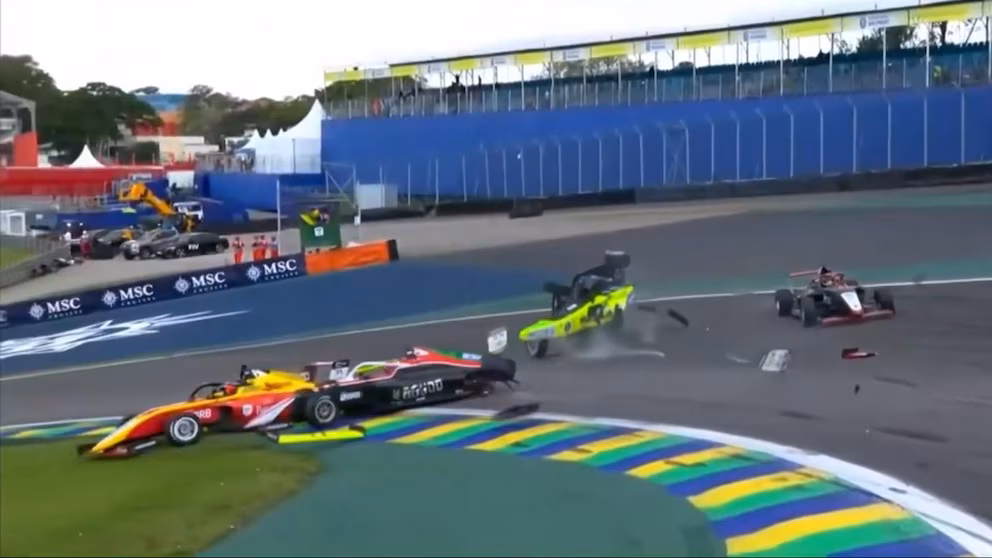 Accidente aéreo en el GP de Brasil: monoplaza voló sobre dos coches