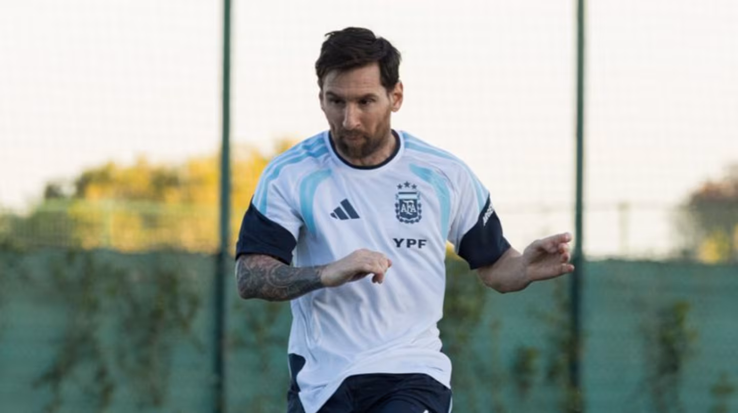 ¡Messi Regresa y la Selección Argentina Arde! Primer Entrenamiento para el Clásico Amistoso contra Angola