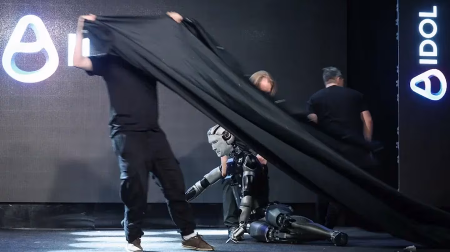 ¡Fracaso épico! El primer robot humanoide ruso se «desmaya» en vivo durante su presentación