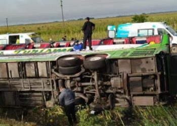 Dos muertos y varios heridos tras el vuelco de un micro en Ruta 2 rumbo a Mar del Plata