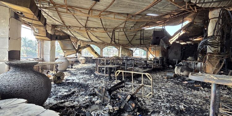 Aumenta a 25 muertos y seis heridos el balance del incendio en una discoteca de la India