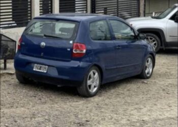 Robaron un VW Fox azul en Comodoro : lo siguieron hasta Plaza del Viento y perdieron el rastro