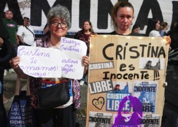 «Nunca caminarás sola»: militantes realizan una vigilia frente al Otamendi para acompañar a Cristina