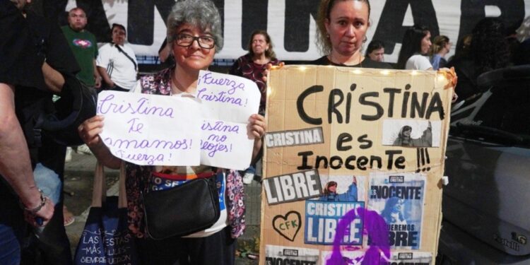 «Nunca caminarás sola»: militantes realizan una vigilia frente al Otamendi para acompañar a Cristina