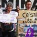 «Nunca caminarás sola»: militantes realizan una vigilia frente al Otamendi para acompañar a Cristina