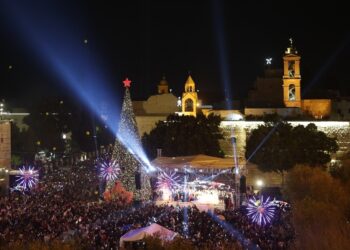 Belén encendió su árbol de Navidad tras una pausa de dos años por la guerra de Gaza
