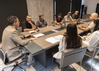Autoridades municipales se reunieron con agrupaciones de taxistas para analizar la situación del sector