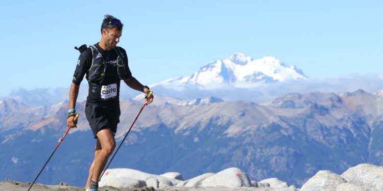 Trail extremo y bandera comodorense en El Cruce Saucony 2025