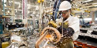 El 21% de las empresas industriales en Argentina redujo su personal, según encuesta