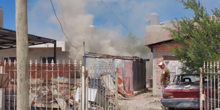Se prendió fuego un galpón mientras cocinaban un cordero