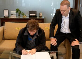 De vuelta en Argentina, Milei firma la polémica reforma laboral