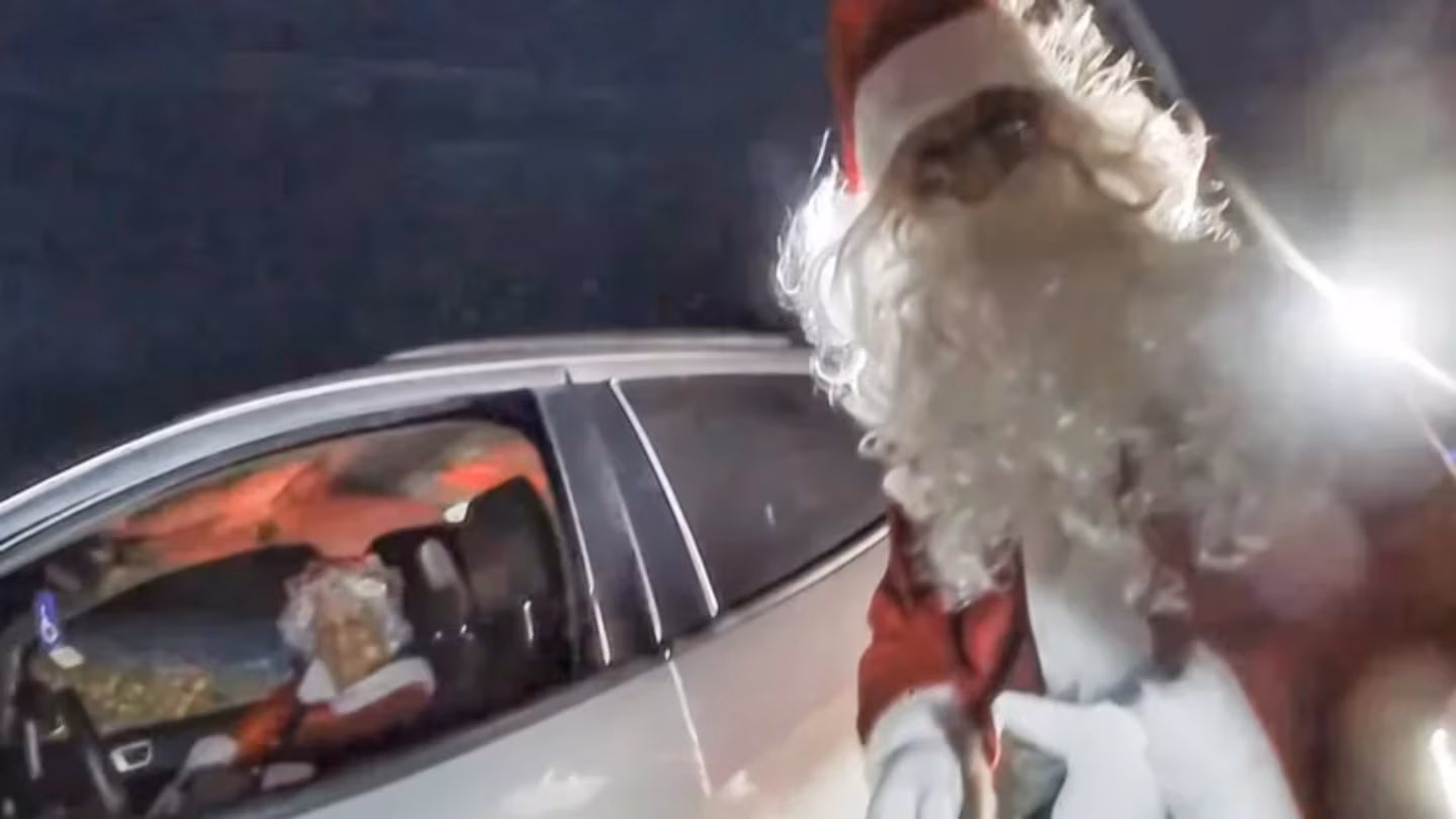 ¡Detenido! La policía arrestó a Papá Noel por exceso de velocidad en EE.UU.