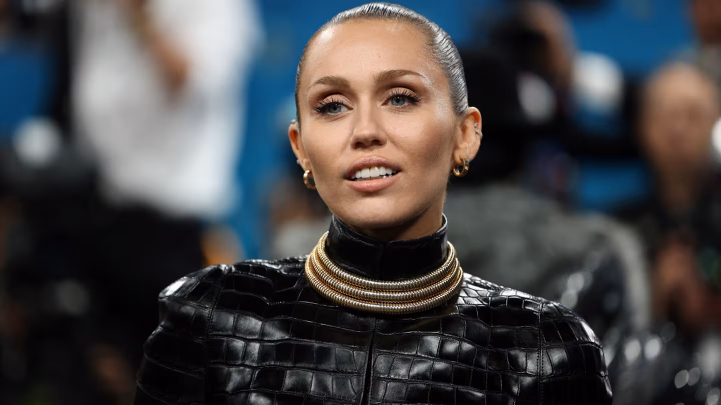 Miley Cyrus revela cómo logró convencer a James Cameron para «Avatar: Fuego y Ceniza»