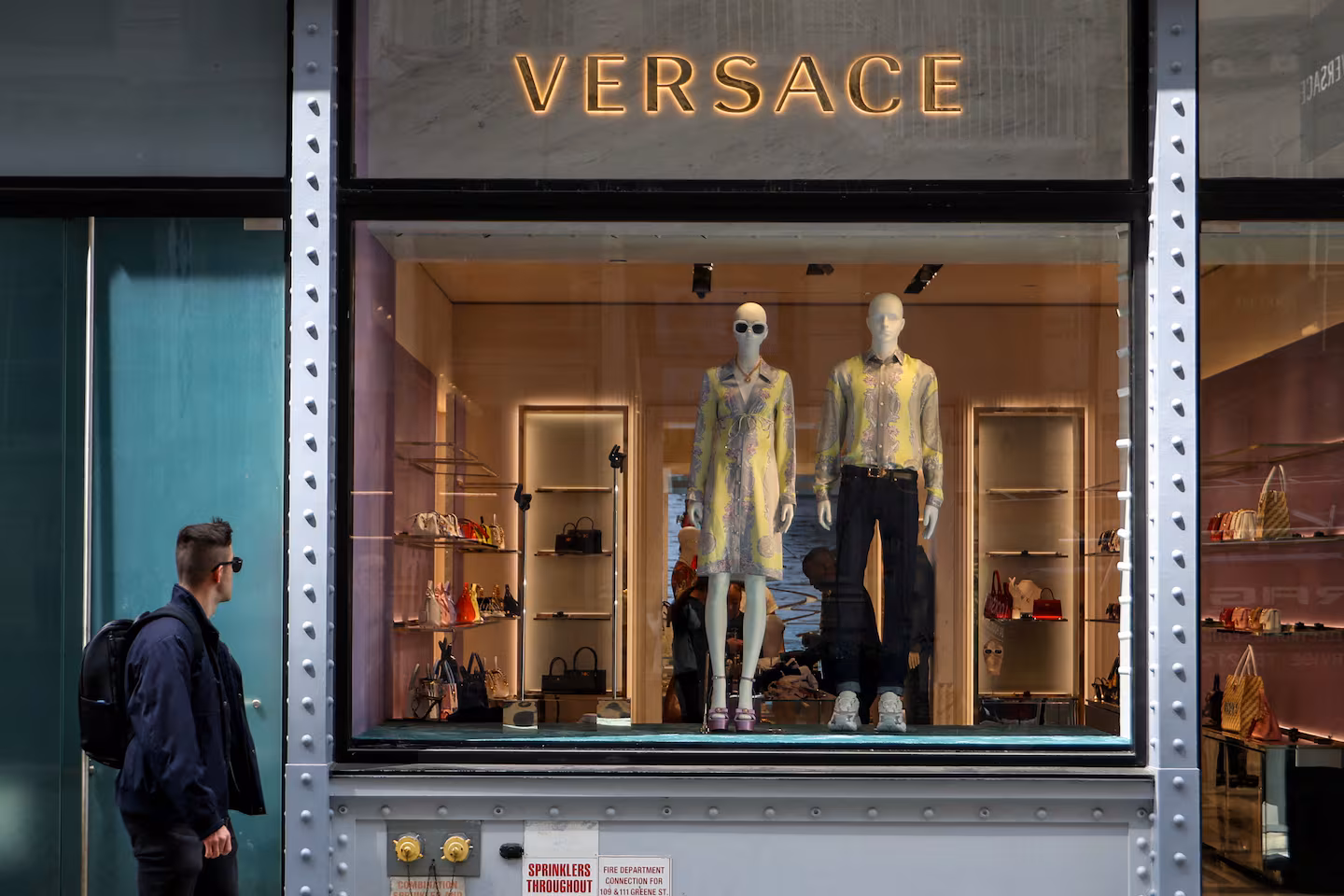 Prada compra Versace: nace un gigante de la moda italiana por 1.375 millones