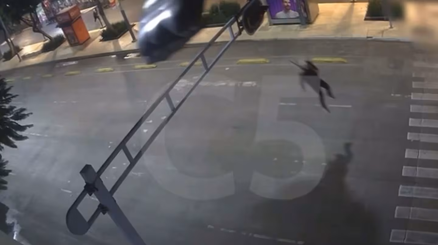 Impactante: paracaidista queda atrapado en un semáforo tras aterrizaje de emergencia
