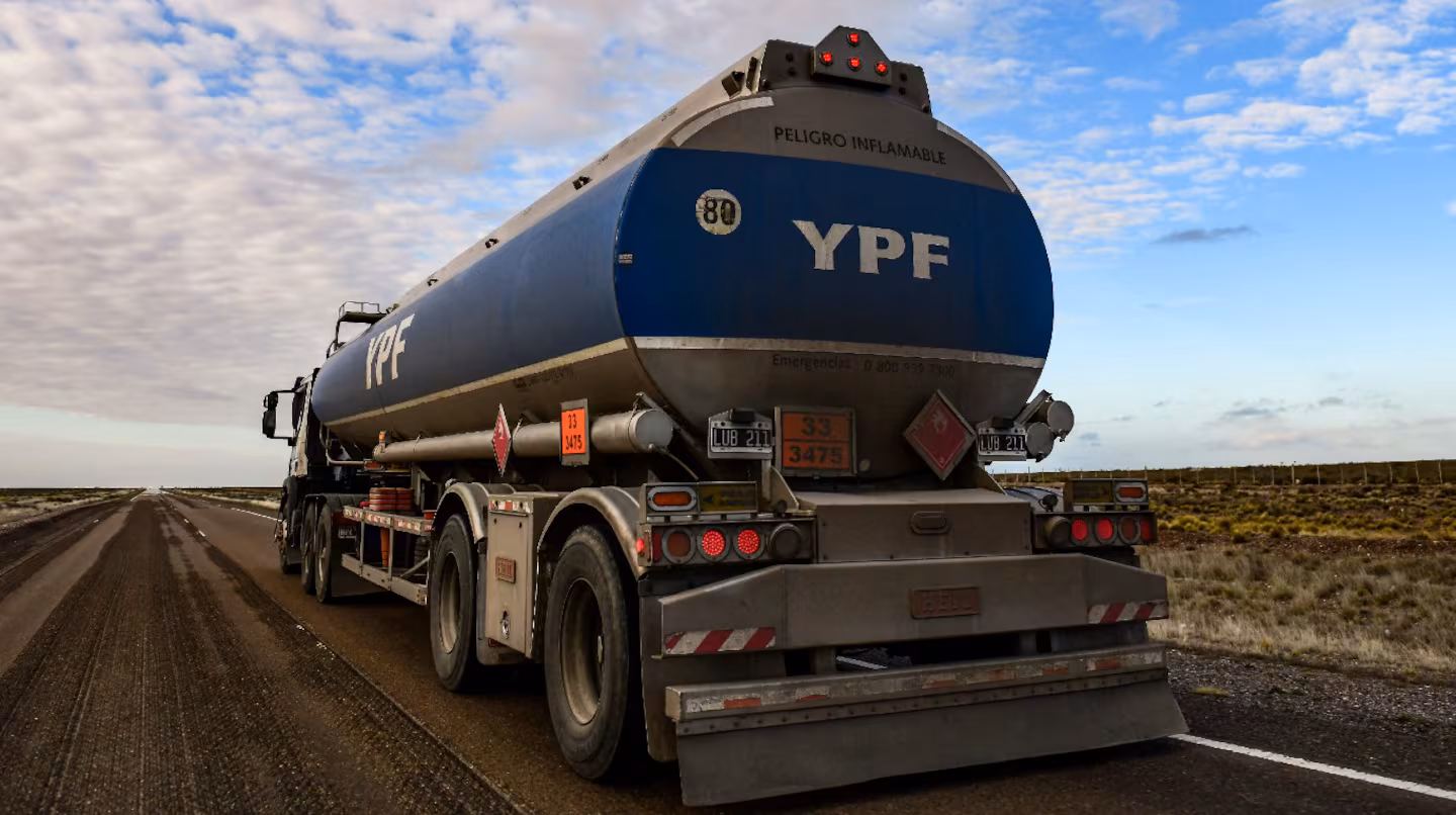 YPF anuncia una rebaja en el precio de la nafta: baja un 2% en todo el país