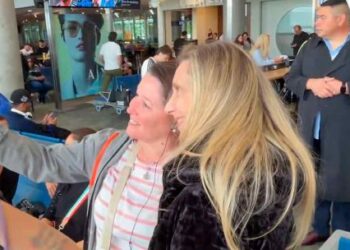 Karina Milei viajó a Mar del Plata y en Aeroparque se cansó de hacer selfies
