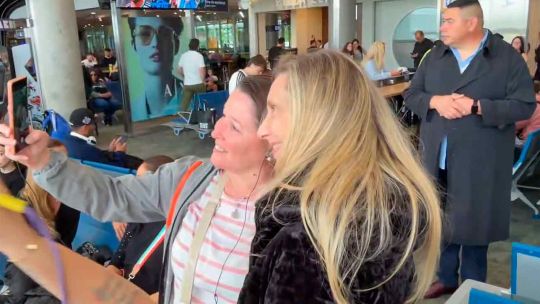 Karina Milei viajó a Mar del Plata y en Aeroparque se cansó de hacer selfies