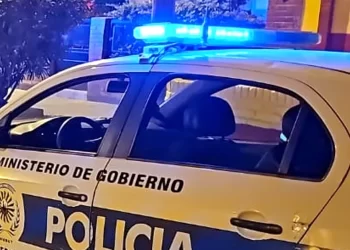 Robaron un celular a un chofer y fueron detenidos cuando intentaban entrar a un bar en el centro