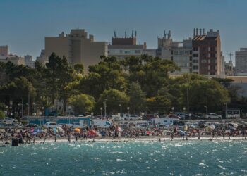 Sábado mayormente nublado y domingo con máxima de 30°C