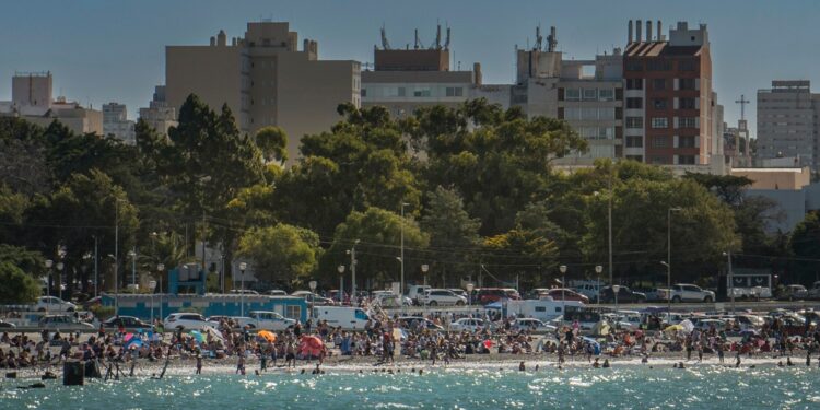 Sábado mayormente nublado y domingo con máxima de 30°C