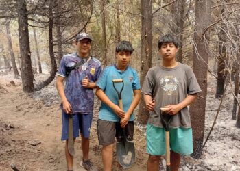En medio del incendio, tres adolescentes de Epuyén cruzaron el lago para ayudar a los brigadistas