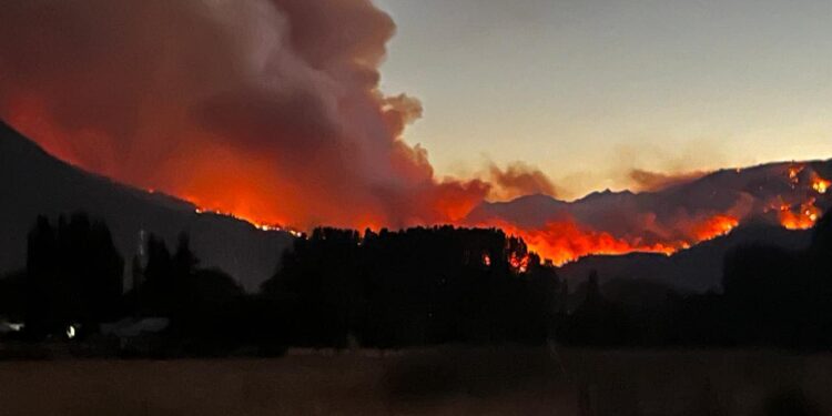  La Provincia dispuso el cierre temporal de la Ruta 71 en el Parque Nacional Los Alerces por el incendio en Lago Menéndez