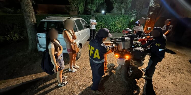 Expulsaron del país a la sobrina del narcotraficante “Dumbo” y a su pareja tras un fuerte operativo de seguridad
