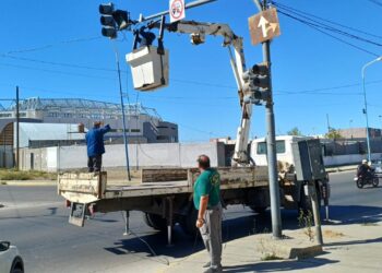 Se avanza con trabajos de semaforización y reparación en distintos puntos de la ciudad